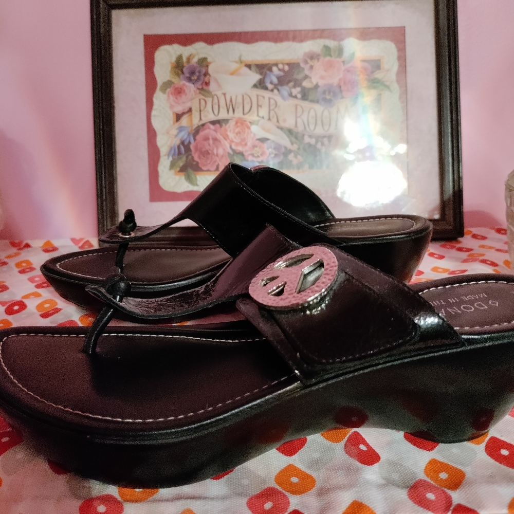 9.5M Donald J. Pliner Thong Sandals